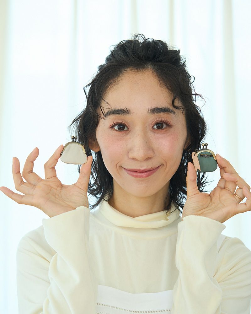 コーデにひとさじの遊び心を。小物収納できる革のがま口ブローチで大人可愛い印象に