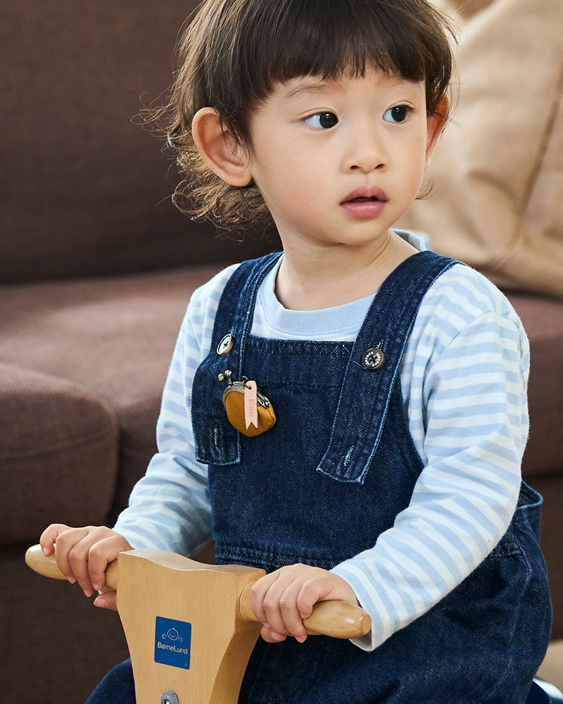 小さながま口に緊急連絡先メモを入れられる安心仕様。お子さまの帽子やバッグにつけて“おまもりブローチ”として持たせられます。