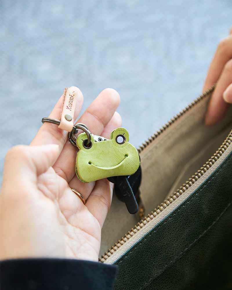 カエルのレザーキーリングが鍵やバッグをかわいく彩り、育つイタリアンレザーの魅力を気軽に楽しめます。