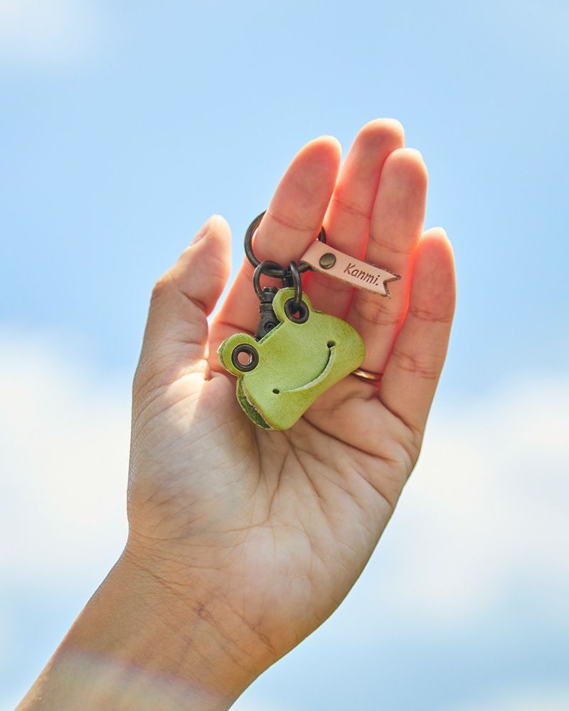 小さくても存在感のあるカエルキーリングが、レザーの温もりと癒しを日常に届けてくれます。