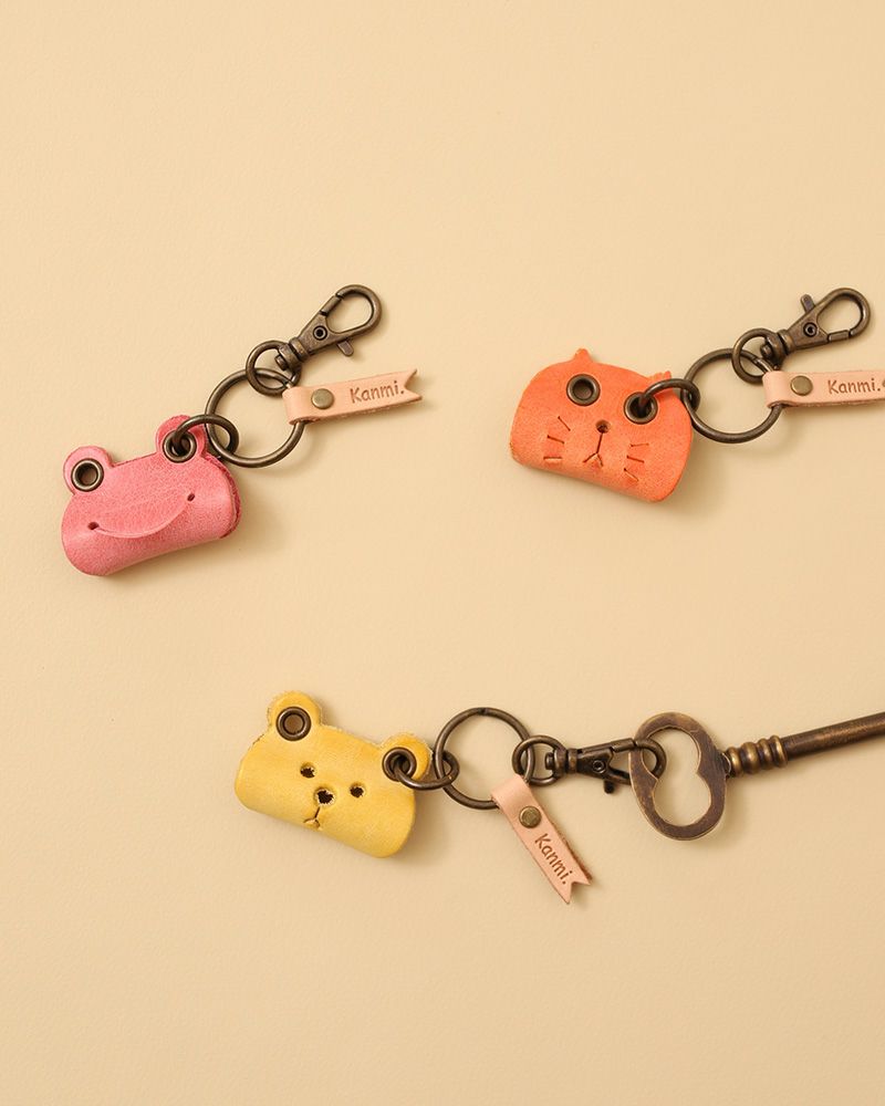 手に馴染むイタリアンカエル・ネコ・クマの動物モチーフから選べるレザーキーリング。軽くてかわいい革キーホルダーは、イタリアンレザーの育つ風合いが魅力レザーのカエルキーリングが、鍵やバッグをかわいく格上げ