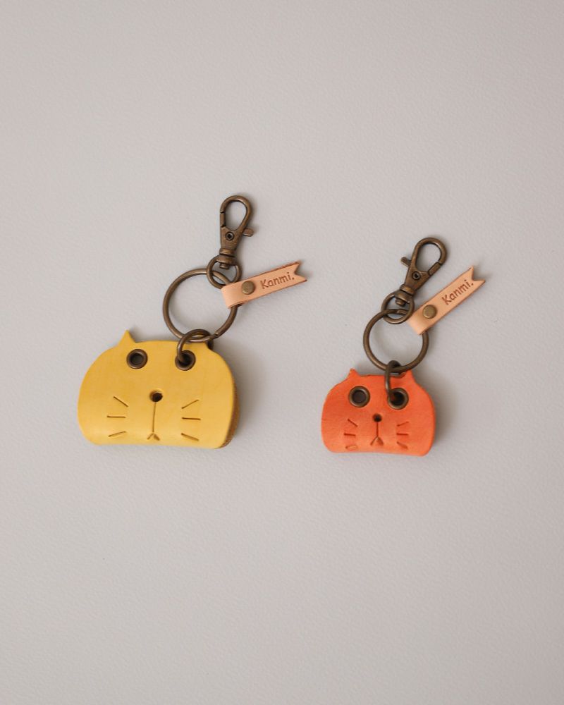 ナチュラルカ用途によって大きさも選べる２種類（左：Mサイズ、右サイズ：S）ラーのネコキーリングが放つやわらかな雰囲気、レザーがもたらす温もり