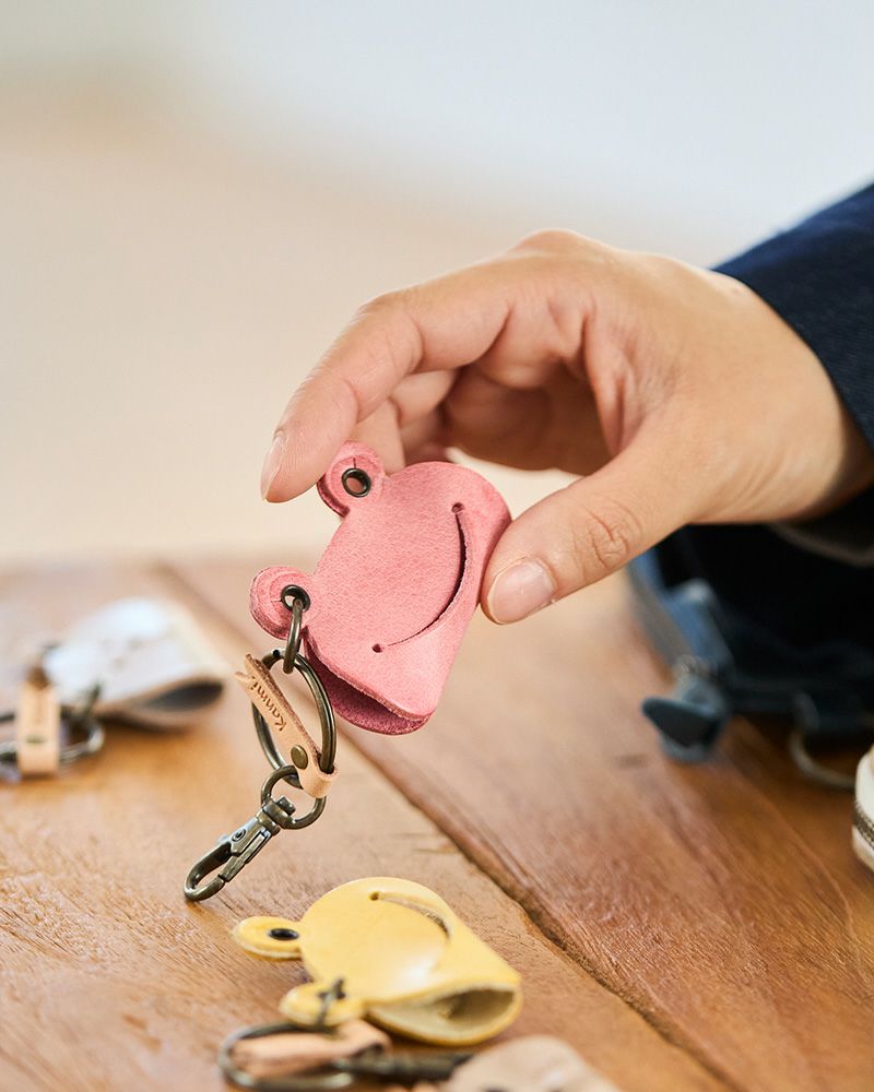 イタリアンレザーを使ったカエルキーリングが、毎日の鍵時間を楽しくする小さな癒しになります