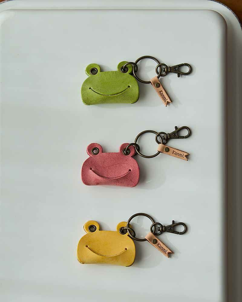 小さくても存在感のあるカエルキーリングが、レザーの温もりと癒しを日常に届けてくれます