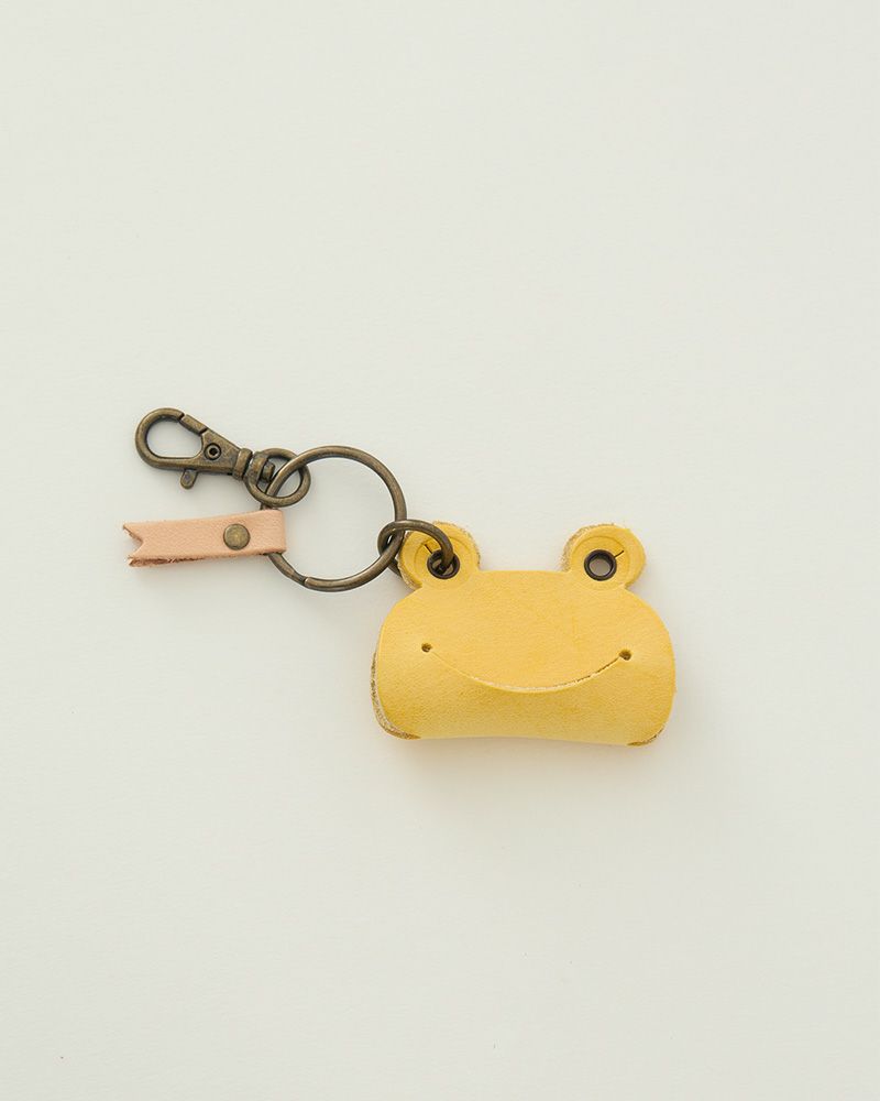 カエルの革キーリングは軽くて扱いやすく、バッグチャームとしても映えるレザーアイテムです。