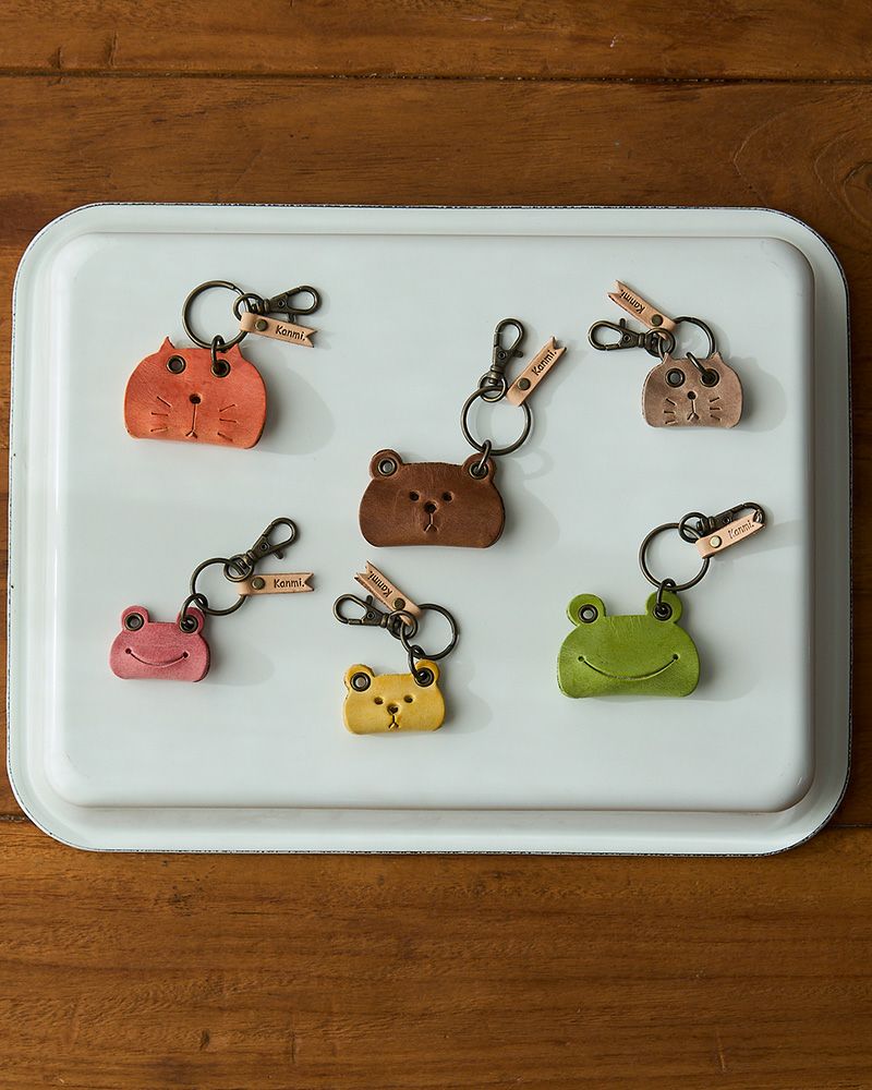 くるんと目が愛らしいカエル、気まぐれなネコ、のんびり顔のクマ。三つの動物が揃うレザーキーリングの楽しさ