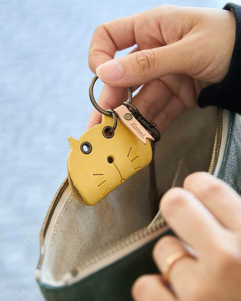 揺れるネコのレザーキーリングが鍵やバッグにかわいさを添える、イタリアンレザーならではの柔らかな風合い