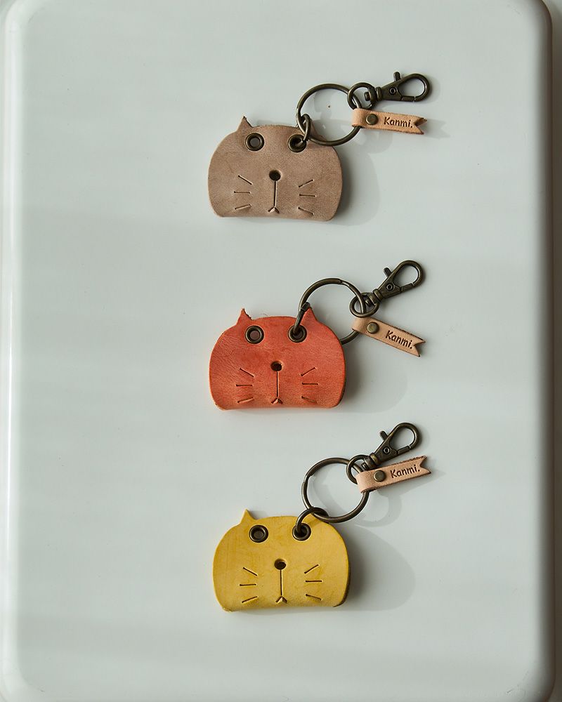 小さなネコモチーフがミニバッグをやさしく彩る、軽やかに揺れるイタリアンレザーチャーム