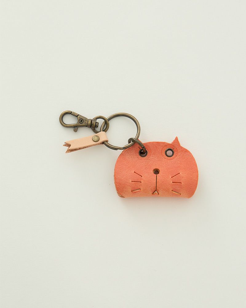 小さなネコの革キーホルダーがつくる愛らしい揺れ、毎日に寄り添うレザーの表情