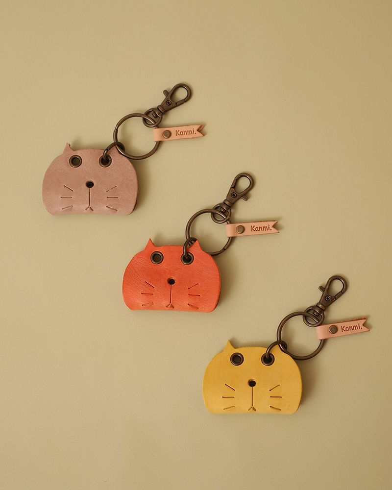 毎日の鍵時間をやさしく整えるネコのレザーキーリング、軽やかに揺れる癒し