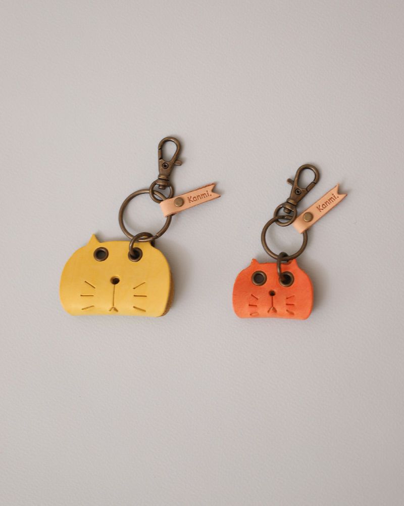 ちょこんとしたS、ぷらんと揺れるM。サイズで印象の変わる2タイプがつくる、自分らしいレザーチャーム。（左：Mサイズ、右：Sサイズ）