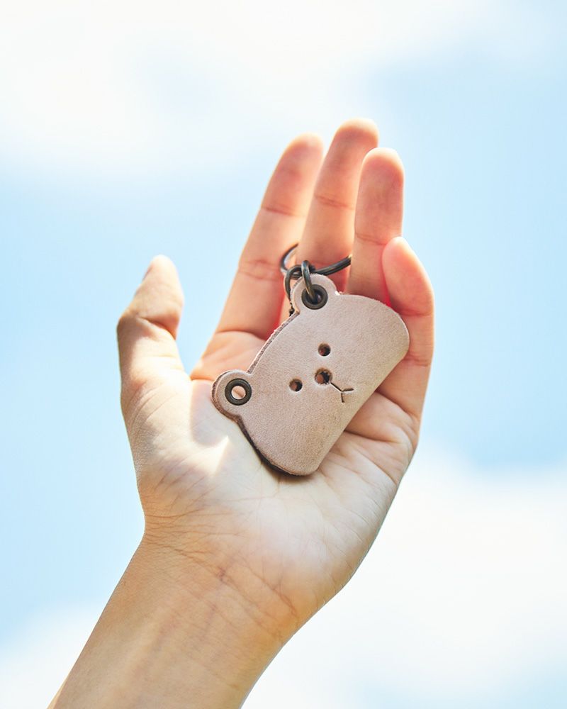 クマの革キーホルダーが描くほっとする佇まい、使うほど馴染むイタリアンレザーの深み