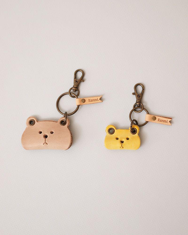 ょこんとしたS、ぷらんと揺れるM。サイズで印象の変わる2タイプがつくる、自分らしいレザーチャーム。(左：Mサイズ、右：Sサイズ)